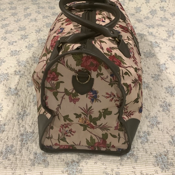 Laura Ashley Overnight Bag No 1 Floral matching Handles A Gorgeous must have Bag - Picture 4 of 11